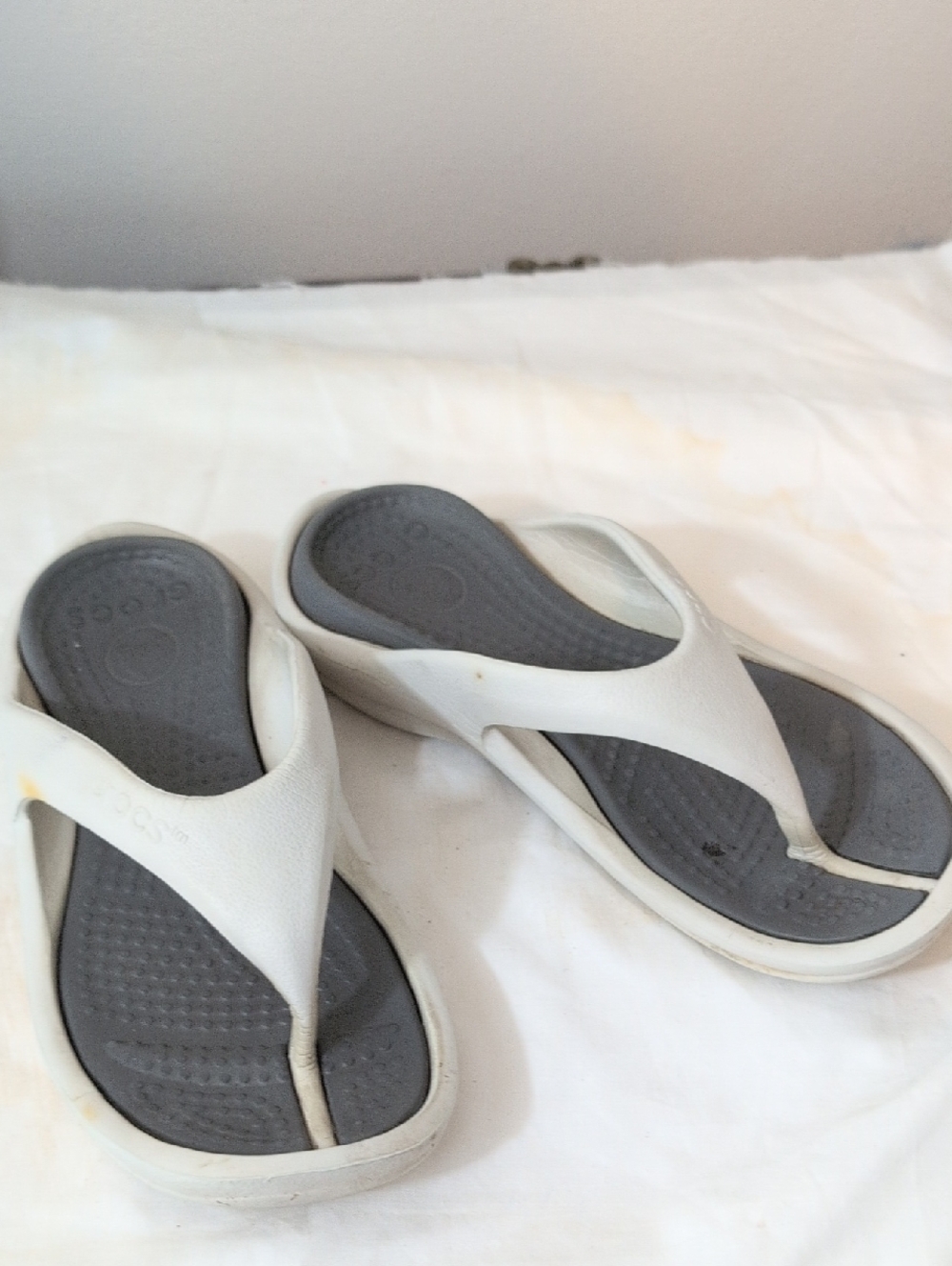 CROCS Women's White and Gray Classic Thong Sandals